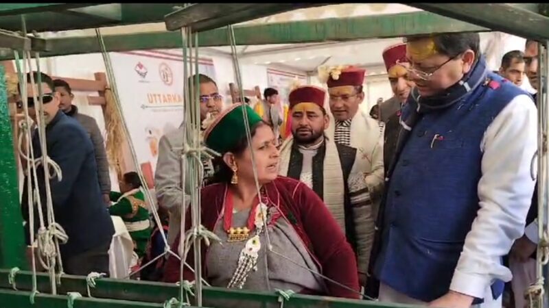 मुख्यमंत्री पुष्कर सिंह धामी ने दीदी भुली महोत्सव में गिंज्याली थामकर उलख्यारो में की लाल धान की कुटाई