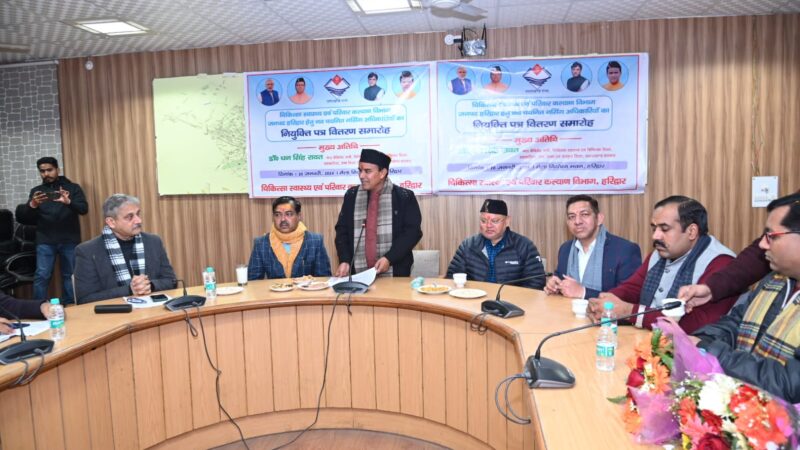 हरिद्वार : ​स्वास्थ्य मंत्री डॉ. धन सिंह रावत ने जिले में नवनियुक्त नर्सिंग अधिकारियों को दिये नियुक्ति पत्र