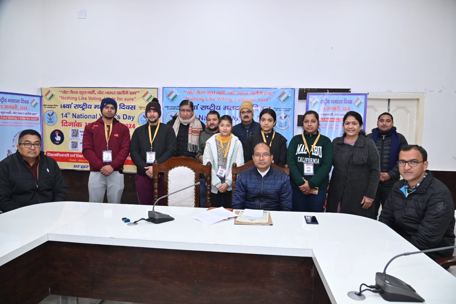 एडीएम पीएल शाह ने मतदाता दिवस पर दिलाई शपथ, वरिष्ठ मतदाताओं को किया सम्मानित