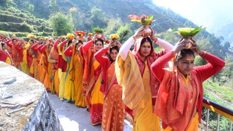 चमोली : जनपद के सभी मंदिरों को फूल मालाओं और लड़ियों से सजाया गया, जगह – जगह विष्णु पुराण एवं सुन्दरकाण्ड पाठ का किया जा रहा है आयोजन