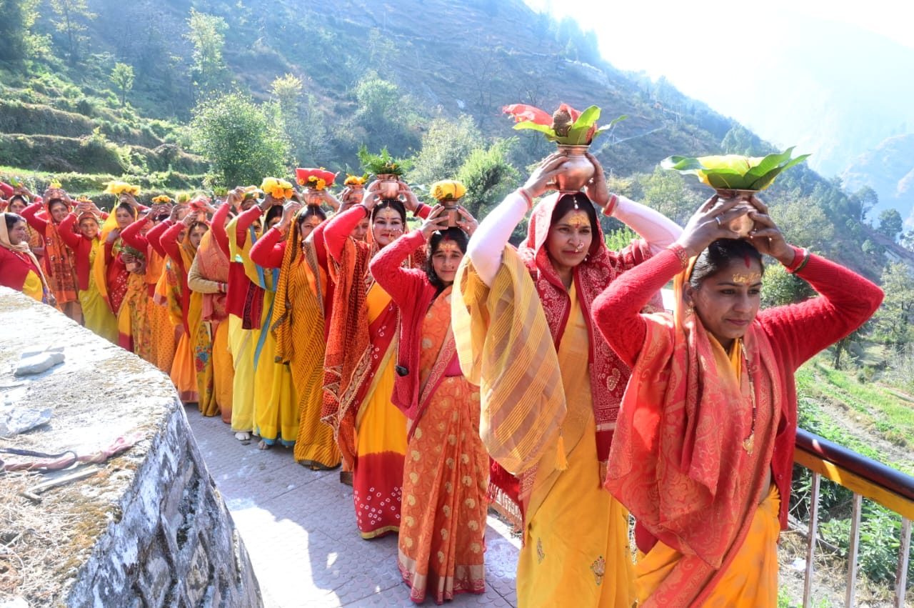 चमोली : जनपद के सभी मंदिरों को फूल मालाओं और लड़ियों से सजाया गया, जगह – जगह विष्णु पुराण एवं सुन्दरकाण्ड पाठ का किया जा रहा है आयोजन