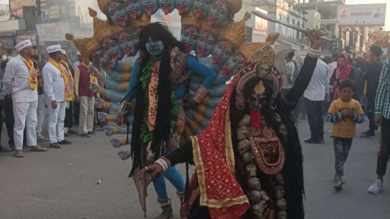 धूमधाम से निकाली गई साई बाबा की शोभायात्रा