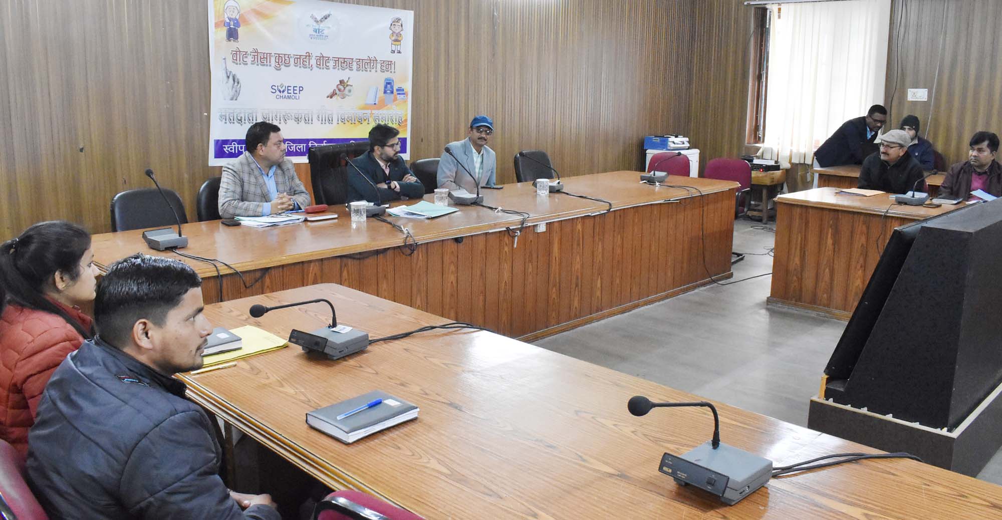 स्वीप चमोली गढ़वाली झूमेलो गीत से कर रहा मतदाताओं को जागरुक, सीडीओ अभिनव शाह ने मतदाता जागरुकता गीत का किया विमोचन