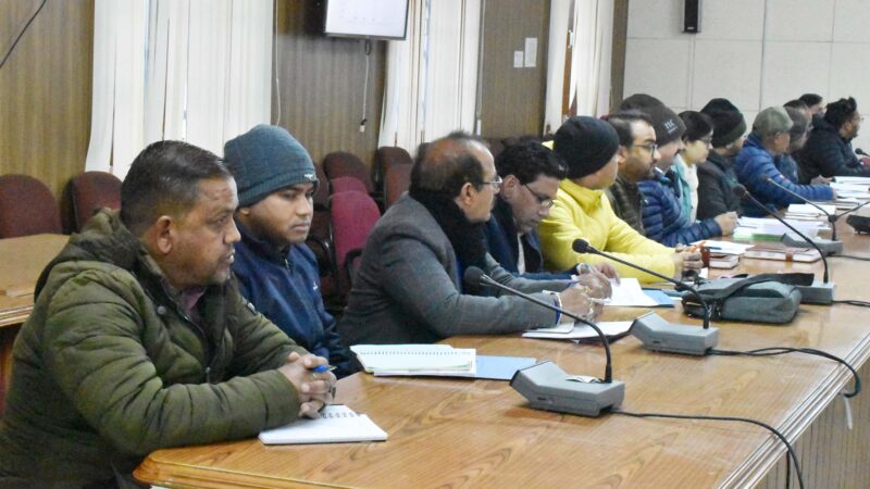 डीएम हिमांशु खुराना ने ग्राम्य विकास विभाग के अंतर्गत संचालित योजनाओं ली समीक्षा बैठक, निर्माण कार्यो को गुणवत्ता के साथ शीघ्र पूर्ण करने के दिए निर्देश