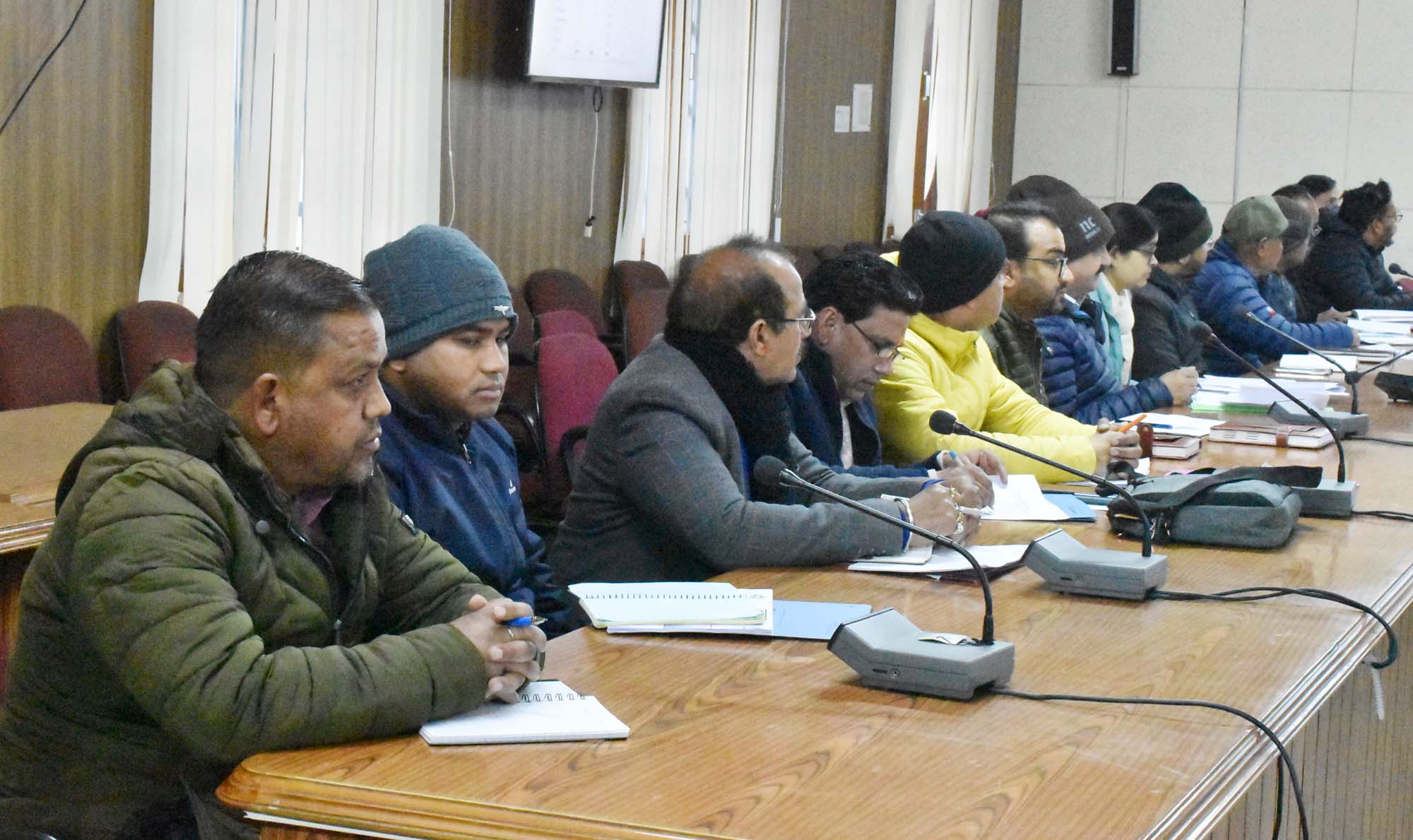 डीएम हिमांशु खुराना ने ग्राम्य विकास विभाग के अंतर्गत संचालित योजनाओं ली समीक्षा बैठक, निर्माण कार्यो को गुणवत्ता के साथ शीघ्र पूर्ण करने के दिए निर्देश