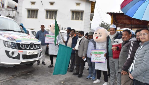 चमोली में दिव्यांग मतदाताओं को सक्षम एप की जानकारी देगा दिव्यांग रथ, जिला निर्वाचन अधिकारी ने जनपद भ्रमण के लिए हरी झंडी दिखाकर रथ को किया रवाना