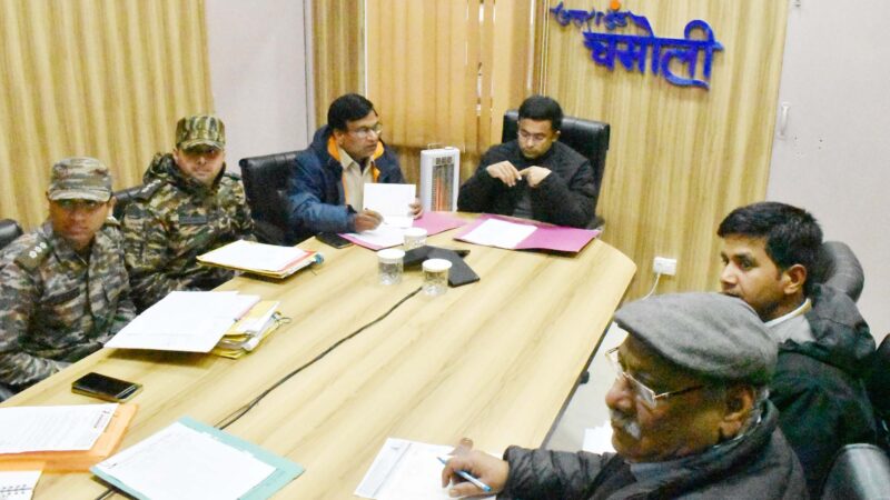 डीएम हिमांशु खुराना ने रेल विकास, बीआरओ व एनएचआईडीसीएल के अधिकारियों की ली बैठक