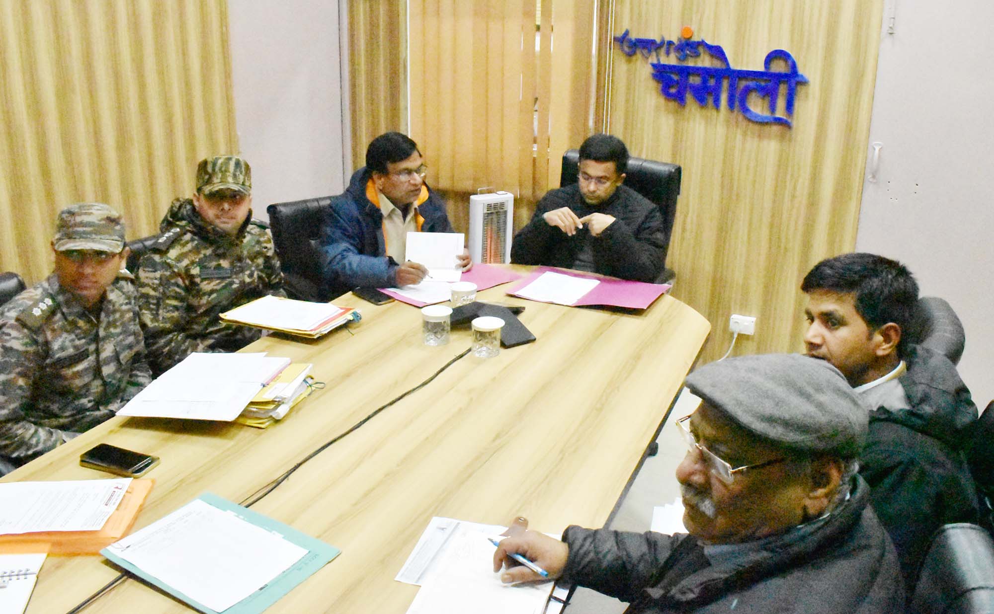 डीएम हिमांशु खुराना ने रेल विकास, बीआरओ व एनएचआईडीसीएल के अधिकारियों की ली बैठक