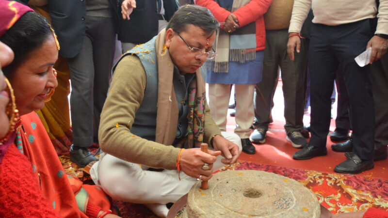 मुख्यमंत्री पुष्कर सिंह धामी ने दिशा ध्याणी, ब्यै-ब्वारी‘ कार्यक्रम में प्रतिभाग कर पौड़ी में 800 करोड़ की 353 विभिन्न विकास योजनाओं का शिलान्यास एवं लोकार्पण