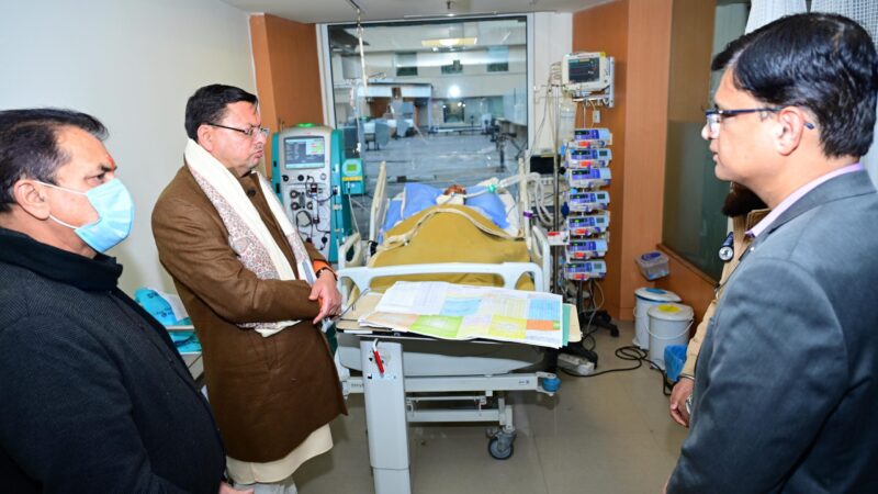 मुख्यमंत्री पुष्कर सिंह धामी ने कैबिनेट मंत्री प्रेम चंद अग्रवाल के भाई का जाना हाल, अस्पताल में भर्ती सब इंस्पेक्टर मिथुन का भी जाना हालचाल