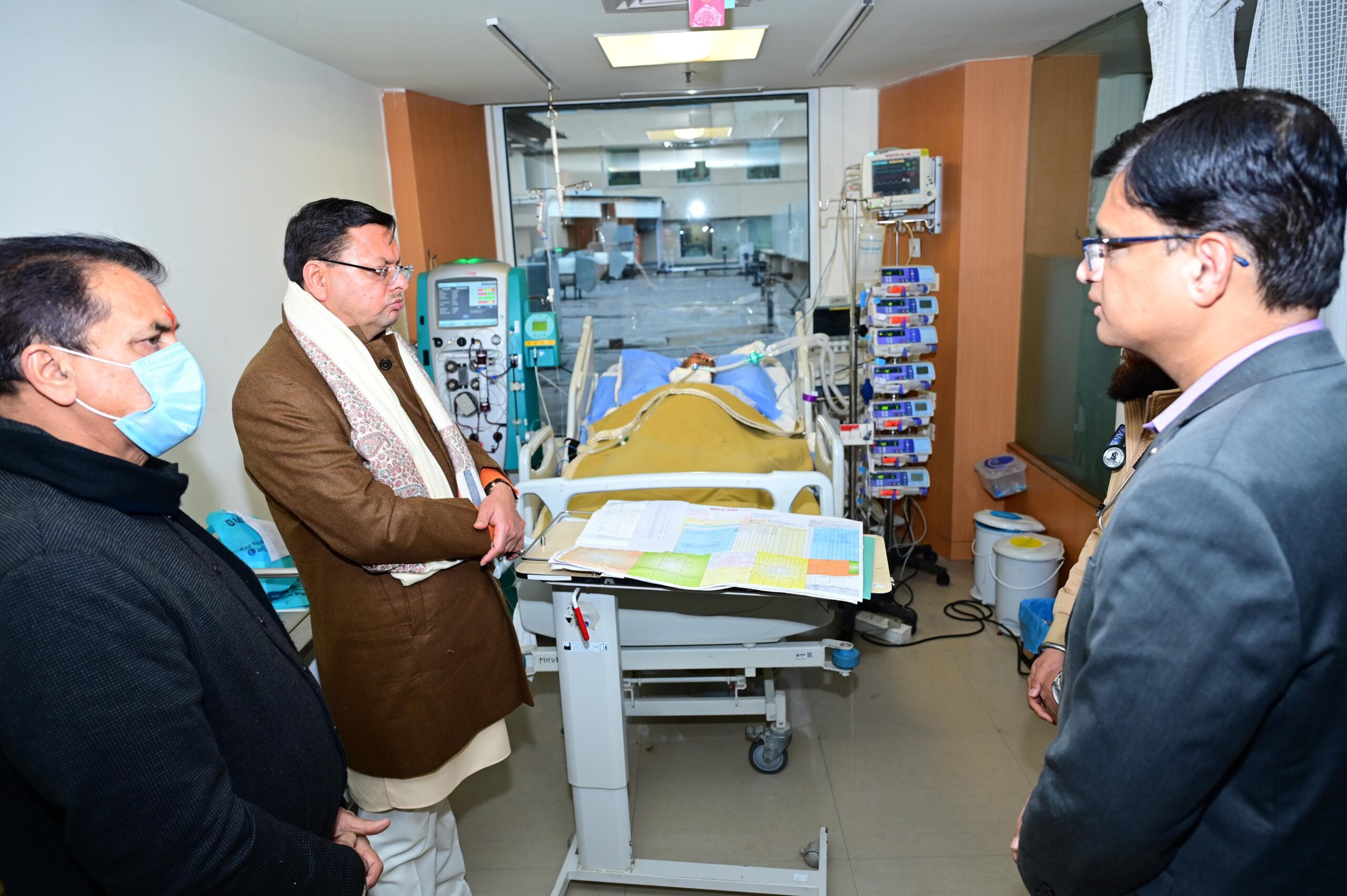 मुख्यमंत्री पुष्कर सिंह धामी ने कैबिनेट मंत्री प्रेम चंद अग्रवाल के भाई का जाना हाल, अस्पताल में भर्ती सब इंस्पेक्टर मिथुन का भी जाना हालचाल