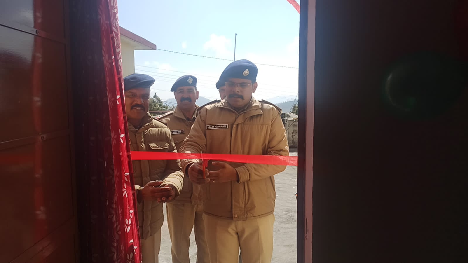 एसपी अजय गणपति ने कोतवाली पंचेश्वर में नवनिर्मित महिला बैरक का किया विधिवत उद्घाटन, ठण्ड से बचाव के लिए ग्राम प्रहरियो को वितरित की गर्म जैकेट