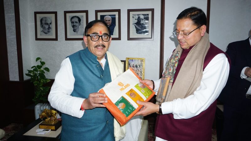 मुख्यमंत्री पुष्कर सिंह धामी ने केंद्रीय मंत्री भारी उद्योग डॉ. महेन्द्र नाथ पाण्डेय से की भेंट