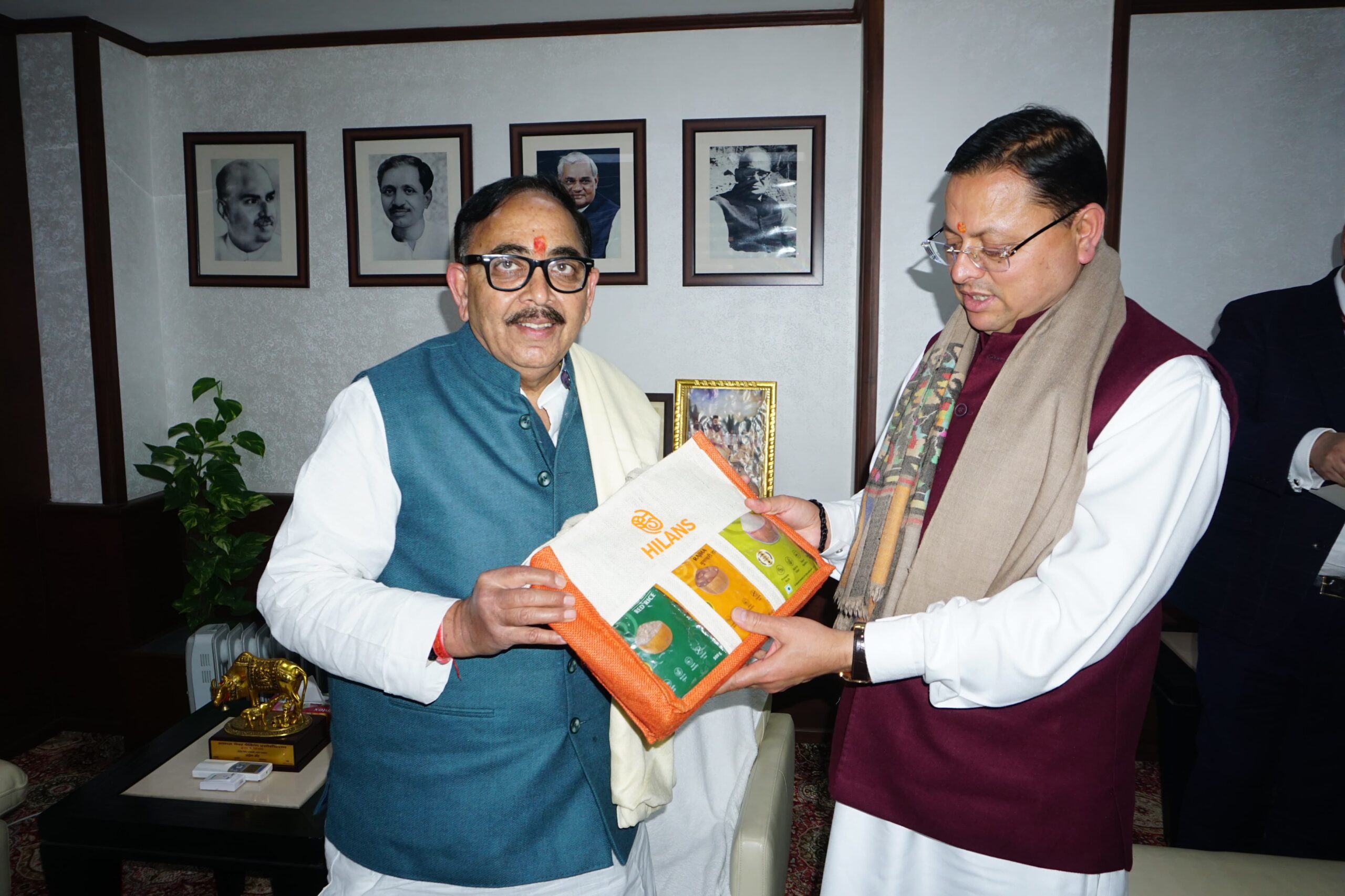 मुख्यमंत्री पुष्कर सिंह धामी ने केंद्रीय मंत्री भारी उद्योग डॉ. महेन्द्र नाथ पाण्डेय से की भेंट