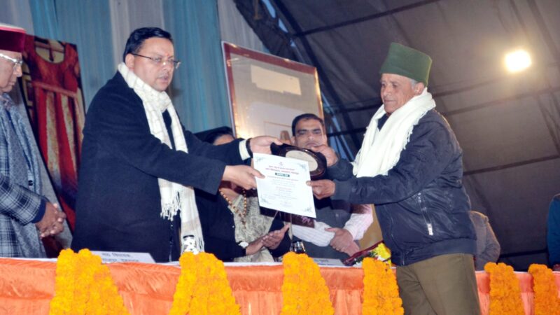 उत्तराखंड : ब्रह्मखाल के काष्ठ कला के 02 शिल्पियों को मिला उत्तराखंड राज्य शिल्प रत्न पुरस्कार