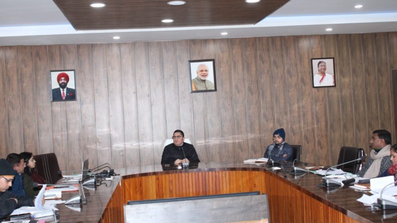 डीएम डॉ. मेहरबान सिंह बिष्ट ने ली विकास कार्यों की प्रगति की समीक्षा बैठक, अधिकारियों को दिए यह निर्देश