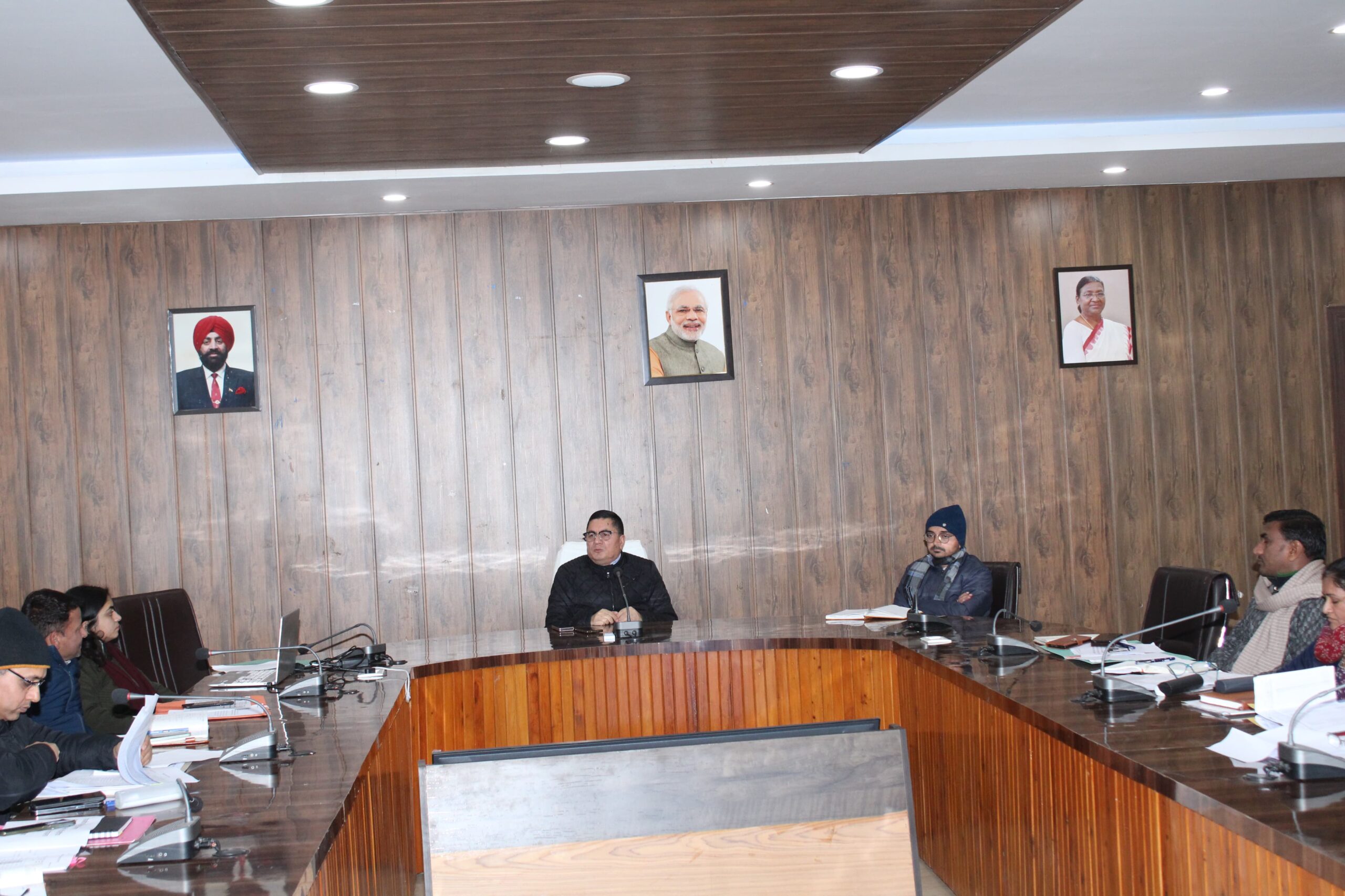 डीएम डॉ. मेहरबान सिंह बिष्ट ने ली विकास कार्यों की प्रगति की समीक्षा बैठक, अधिकारियों को दिए यह निर्देश