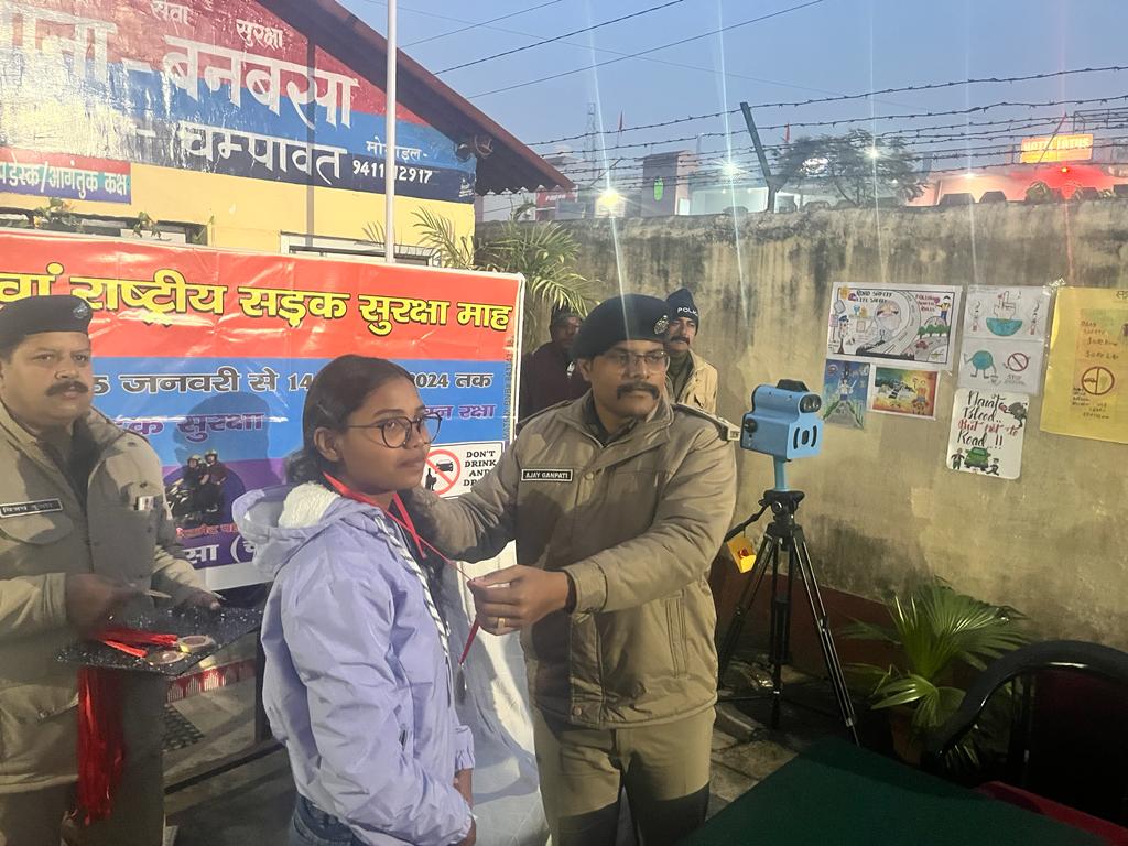 एसपी अजय गणपति ने स्कूली छात्र छात्राओं को किया जागरूक, गणमान्य व्यक्तियो के साथ गोष्ठी कर जानी बनबसा क्षेत्र की समस्याएं, दिए निर्देश