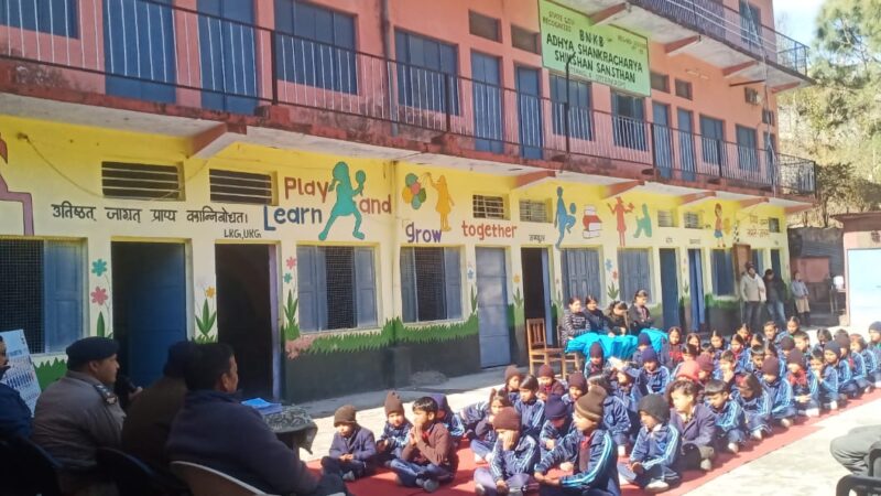 उत्तरकाशी : यातायात पुलिस ने 34वां सड़क सुरक्षा सप्ताह के तहत छात्र छात्राओं को पढ़ाया सड़क सुरक्षा जीवन रक्षा का पाठ