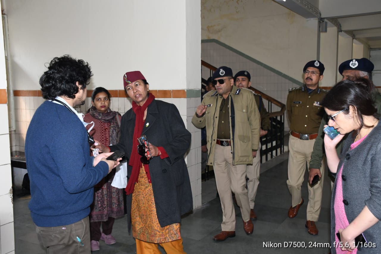 मुख्य सचिव राधा रतूड़ी ने हिंसा प्रभावित क्षेत्र की स्थिति का लिया जायजा, घायलों से मुलाकात कर उनके स्वास्थ्य की ली जानकारी, प्रशासन एवं पुलिस के अधिकारियों को आम जनता की सुरक्षा एवं शान्ति को शीर्ष प्राथमिकता पर लेते हुए कानून एवं व्यवस्था बनाए रखने के लिए दिए कड़े निर्देश 
