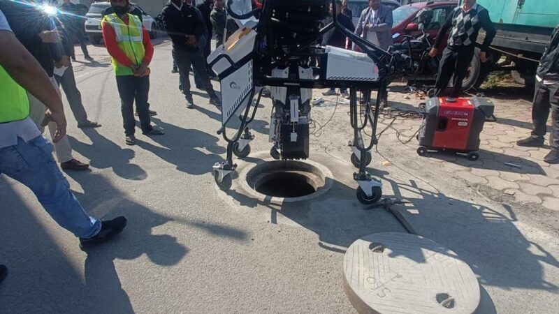 सीईओ सोनिका के नेतृत्व में देहरादून स्मार्ट सिटी की एक ओर नई पहल, सीवर मैनहोल की सफाई का किया नया प्रबन्ध, रोबोटिक मशीन करेगी मानव रहित सुरक्षित तरीक़े से सफाई