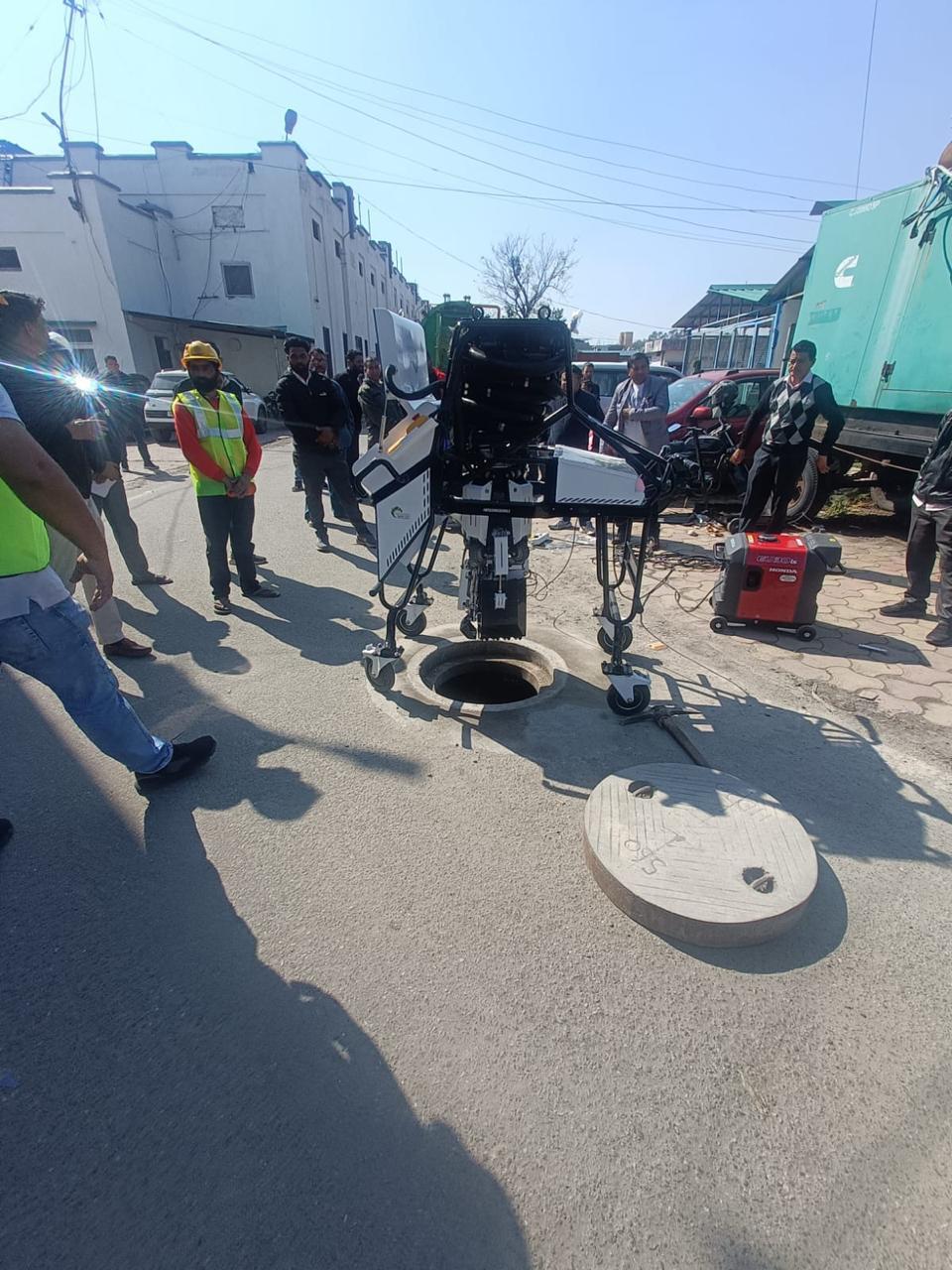 सीईओ सोनिका के नेतृत्व में देहरादून स्मार्ट सिटी की एक ओर नई पहल, सीवर मैनहोल की सफाई का किया नया प्रबन्ध, रोबोटिक मशीन करेगी मानव रहित सुरक्षित तरीक़े से सफाई