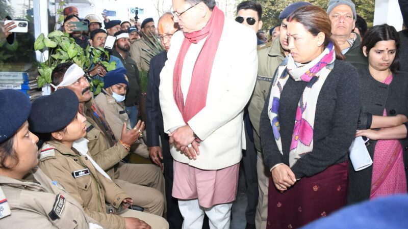 मुख्यमंत्री पुष्कर सिंह धामी ने हल्द्वानी पहुंचकर लिया स्थिति का जायजा; घायल महिला पुलिस दल समेत अन्य पुलिसकर्मियों, प्रशासन, नगर निगमकर्मी और पत्रकार साथियों का जाना हाल चाल