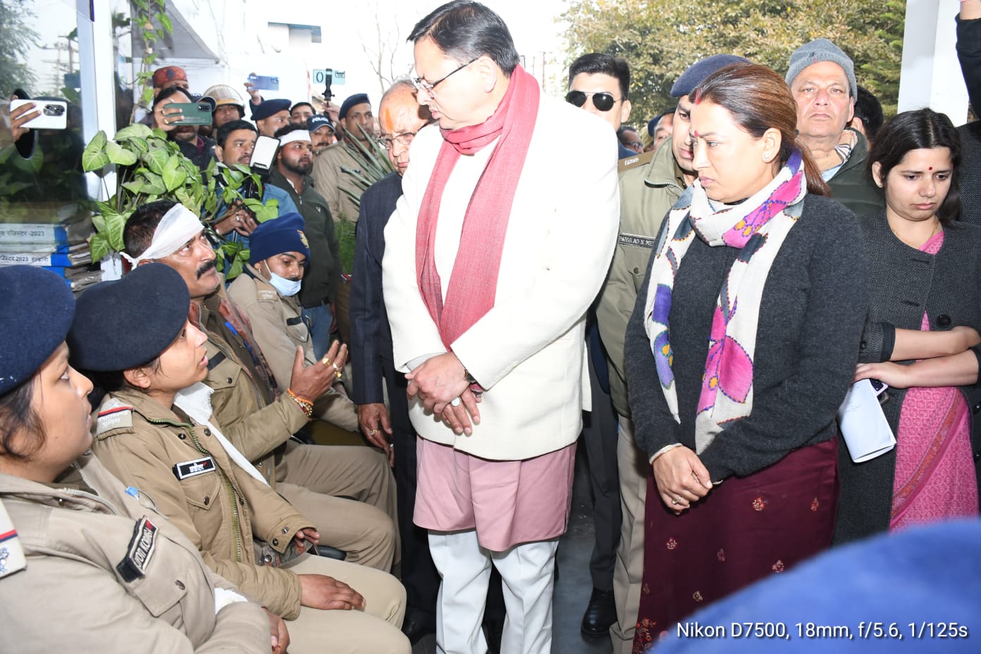 मुख्यमंत्री पुष्कर सिंह धामी ने हल्द्वानी पहुंचकर लिया स्थिति का जायजा; घायल महिला पुलिस दल समेत अन्य पुलिसकर्मियों, प्रशासन, नगर निगमकर्मी और पत्रकार साथियों का जाना हाल चाल