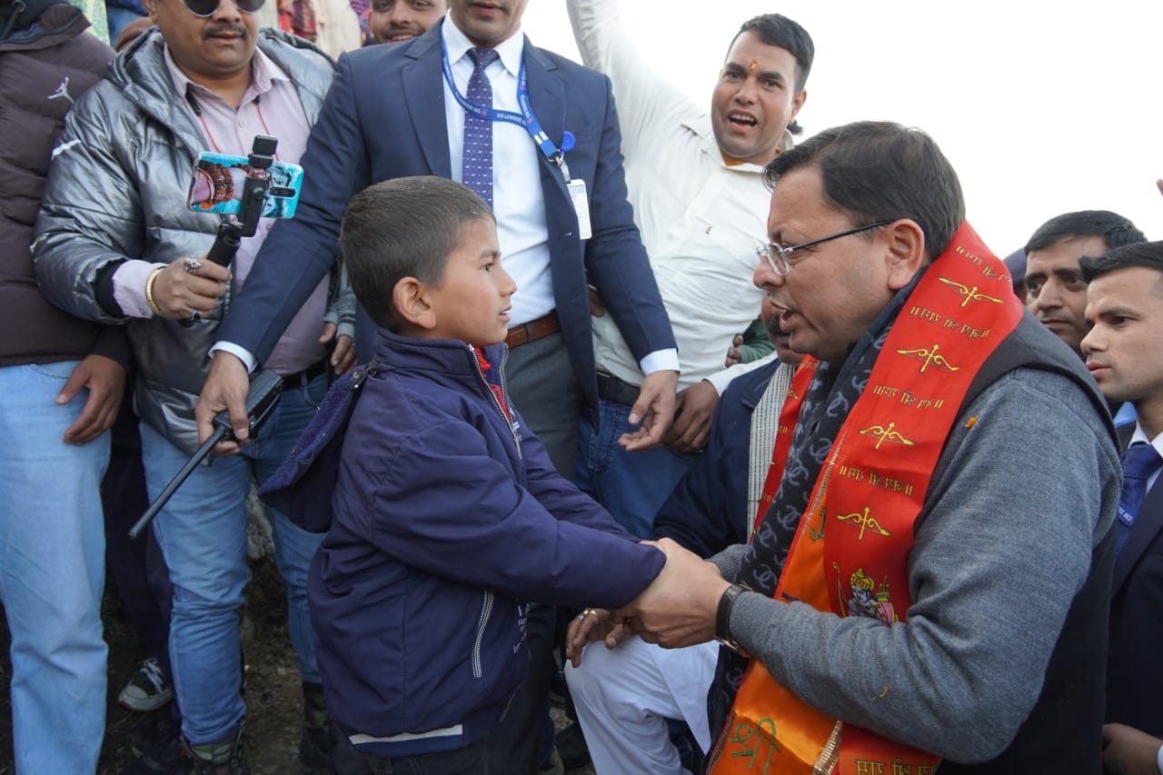 मुख्यमंत्री पुष्कर सिंह धामी ने सीमांत क्षेत्र के ग्राम ठाटा लोहाघाट में लगाई रात्रि चौपाल, स्थानीय लोगों से किया सीधा जन संवाद, गांव में बने होमस्टे में रात्रि विश्राम कर सीएम ने ग्रामीणों को दिया स्वरोजगार का संदेश