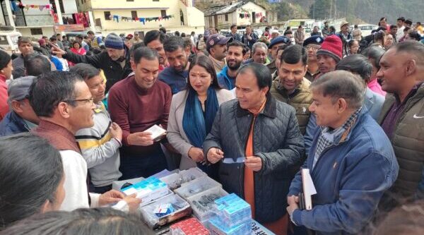 कैबिनेट मंत्री डॉ. धन सिंह रावत ने थलीसैंण क्षेत्र को दी करोड़ों की योजनाओं की सौगात, विभागों द्वारा स्टॉल लगाकर लोगों को दी विभागीय योजनाओं की जानकारी