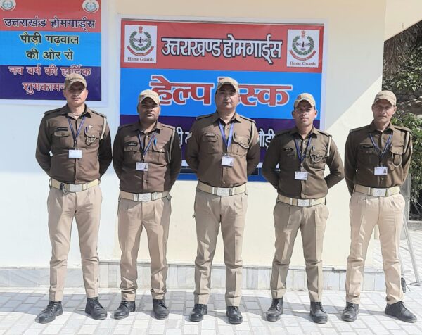 प्रसिद्ध सिद्धबली मन्दिर में स्थापित होमगार्ड हेल्प डेस्क कर रही हैं दिव्यांग और बुजुर्ग श्रद्धालुओं को मदद