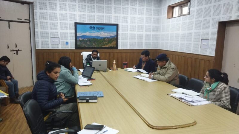 बिना लाइसेंस वाहन संचालन करने वालों के विरूद्व करें सख्त वैधानिक कार्यवाही – डीएम डॉ. आशीष चौहान