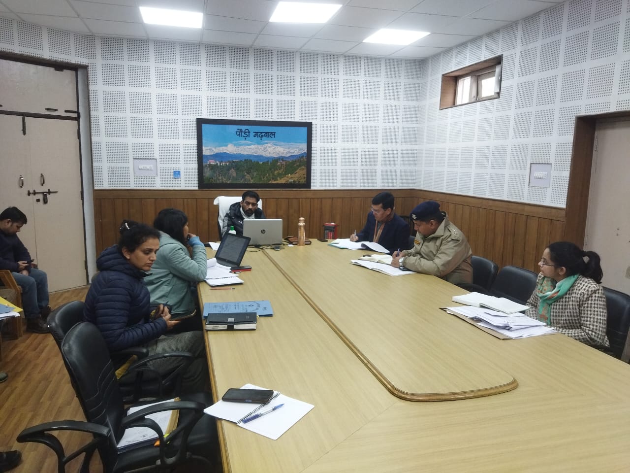 बिना लाइसेंस वाहन संचालन करने वालों के विरूद्व करें सख्त वैधानिक कार्यवाही – डीएम डॉ. आशीष चौहान