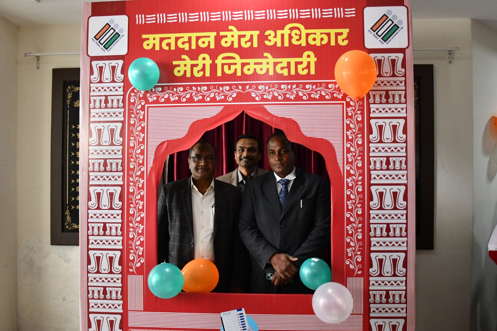  मुख्य निर्वाचन अधिकारी डॉ. बीवीआरसी पुरूषोत्तम ने स्वीप रथ को हरी झण्डी दिखाकर किया रवाना एवं सेल्फी प्वांइट पर ली सेल्फी