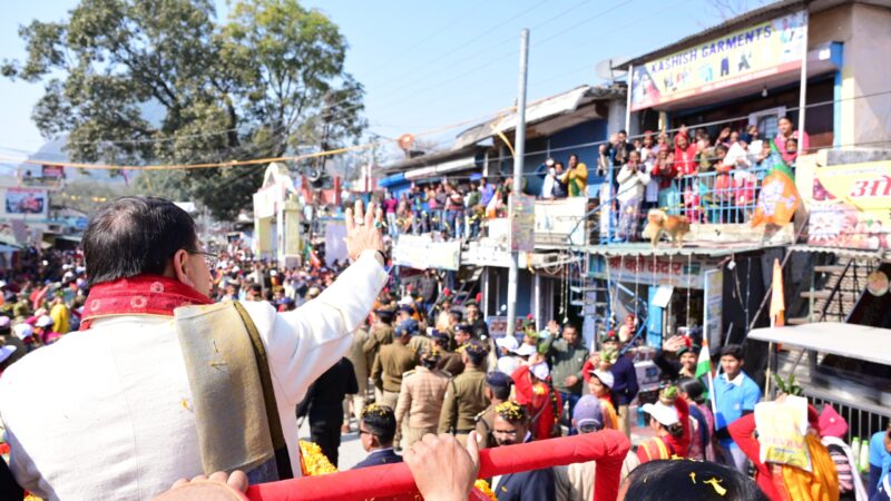 मुख्यमंत्री पुष्कर सिंह धामी के गौचर में आयोजित रोड शो में उमड़ा जनसमूह