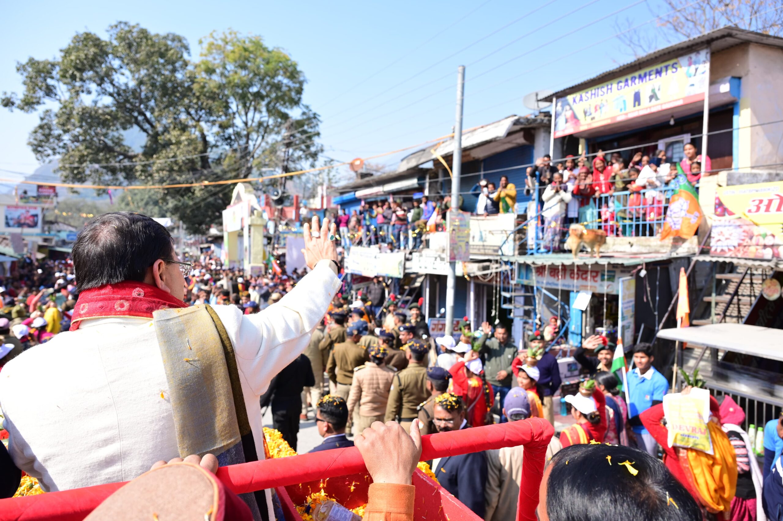 मुख्यमंत्री पुष्कर सिंह धामी के गौचर में आयोजित रोड शो में उमड़ा जनसमूह