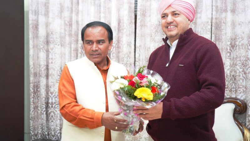 स्वास्थ्य मंत्री डॉ. धन सिंह रावत ने  सपत्नीक श्री दरबार साहिब में टेका मत्था, श्रीमहंत देवेन्द्र दास जी महाराज को प्रकटोत्सव की दी शुभकामनाएं