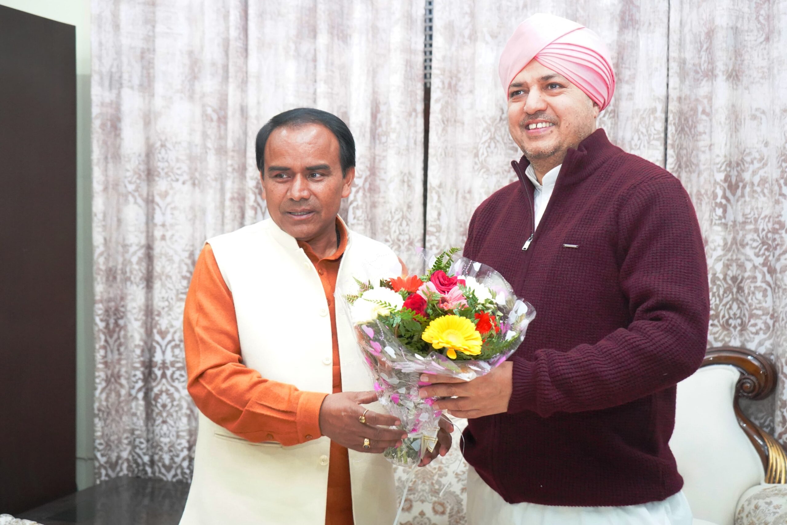 स्वास्थ्य मंत्री डॉ. धन सिंह रावत ने  सपत्नीक श्री दरबार साहिब में टेका मत्था, श्रीमहंत देवेन्द्र दास जी महाराज को प्रकटोत्सव की दी शुभकामनाएं