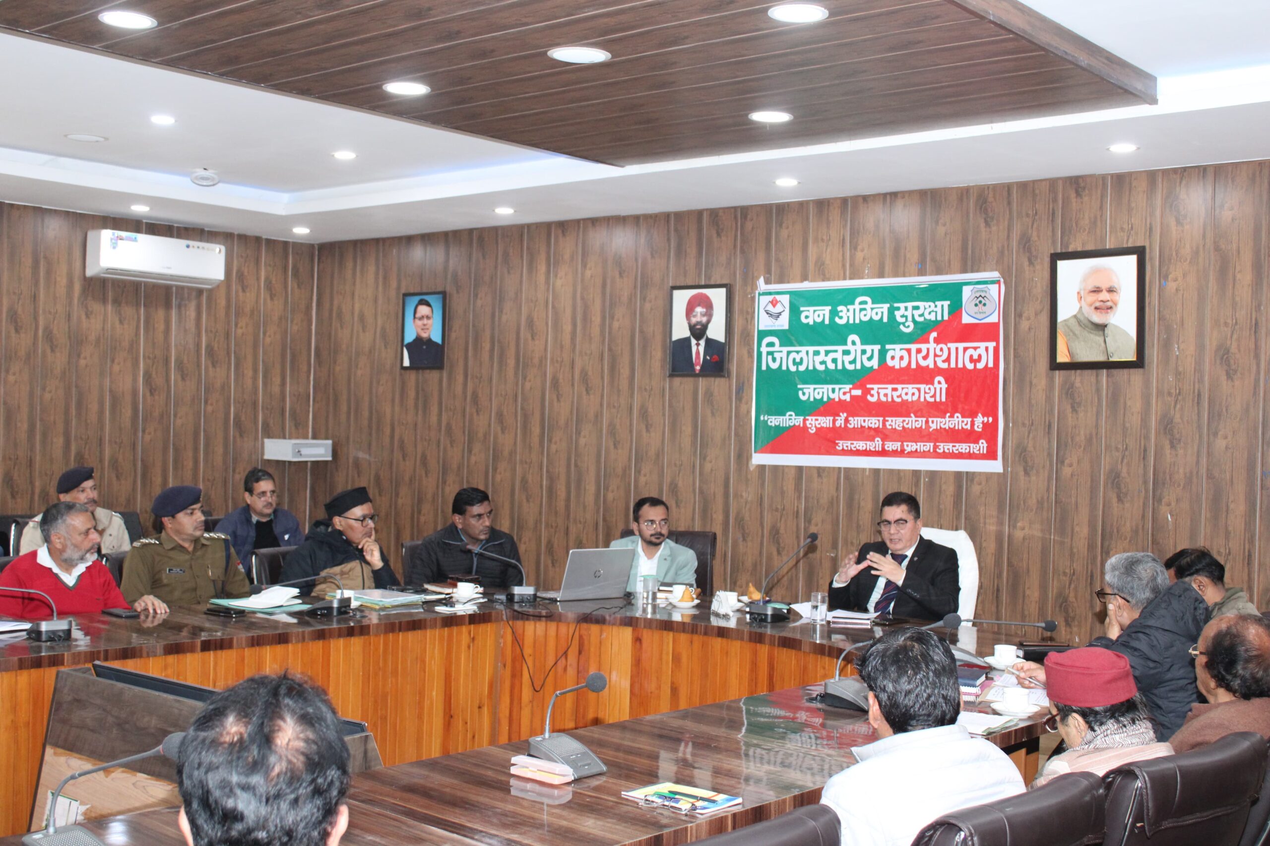 वनाग्नि रोकथाम के लिए स्थानीय समुदाय की सहभागिता जरूरी – डीएम डॉ. मेहरबान सिंह बिष्ट