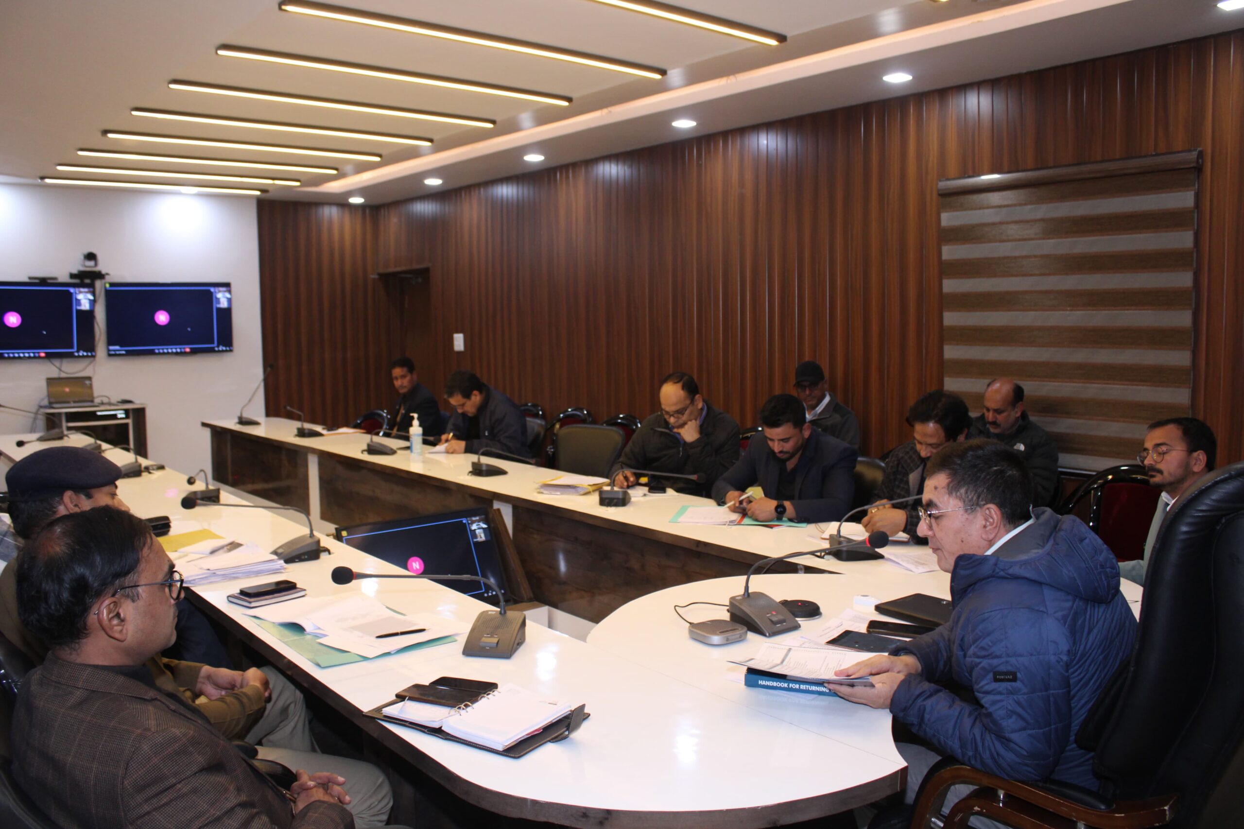 डीएम डॉ. मेहरबान सिंह बिष्ट ने लोकसभा चुनाव की तैयारी को लेकर ली बैठक, कहा – निर्वाचन कार्यों में देरी और लापरवाही को नही किया जाएगा बर्दाश्त