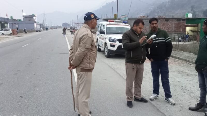 धरासू पुलिस ने चलाया चैकिंग अभियान, नियमों के उल्लंघन करने वालों के खिलाफ की कार्रवाई