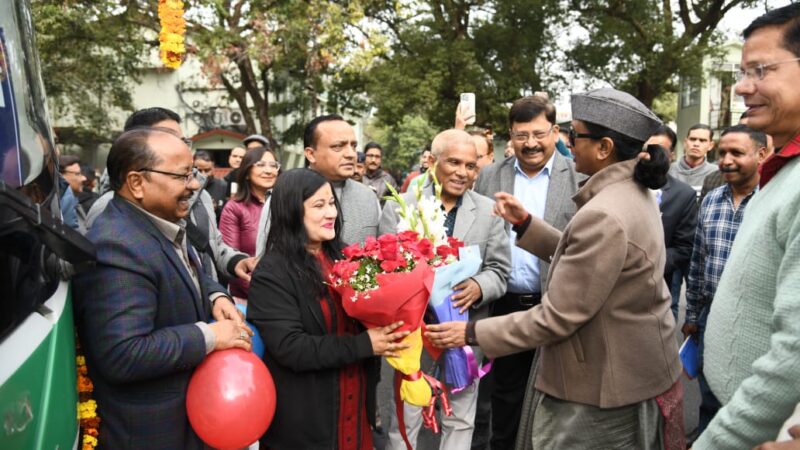 मुख्य सचिव राधा रतूड़ी ने सचिवालय के कार्मिकों के लिए इलेक्ट्रिक बस सेवा का किया शुभारम्भ