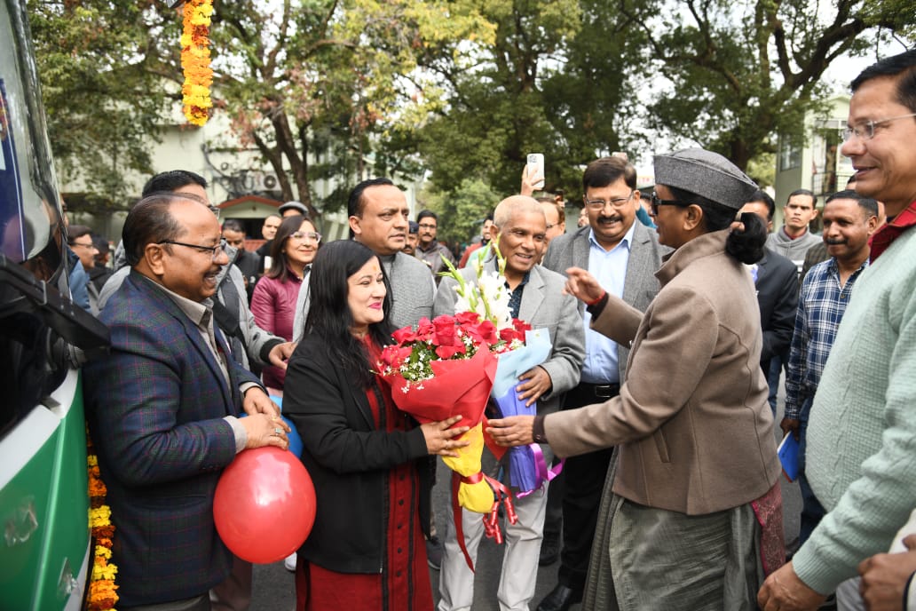 मुख्य सचिव राधा रतूड़ी ने सचिवालय के कार्मिकों के लिए इलेक्ट्रिक बस सेवा का किया शुभारम्भ