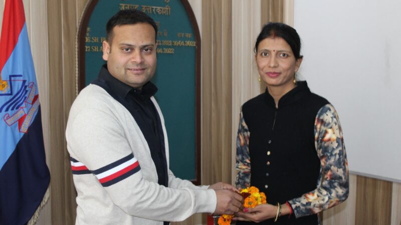 स्वैच्छिक सेवानिवृत्ति हुई महिला आरक्षी को उत्तरकाशी पुलिस ने दी भावभीनी विदाई