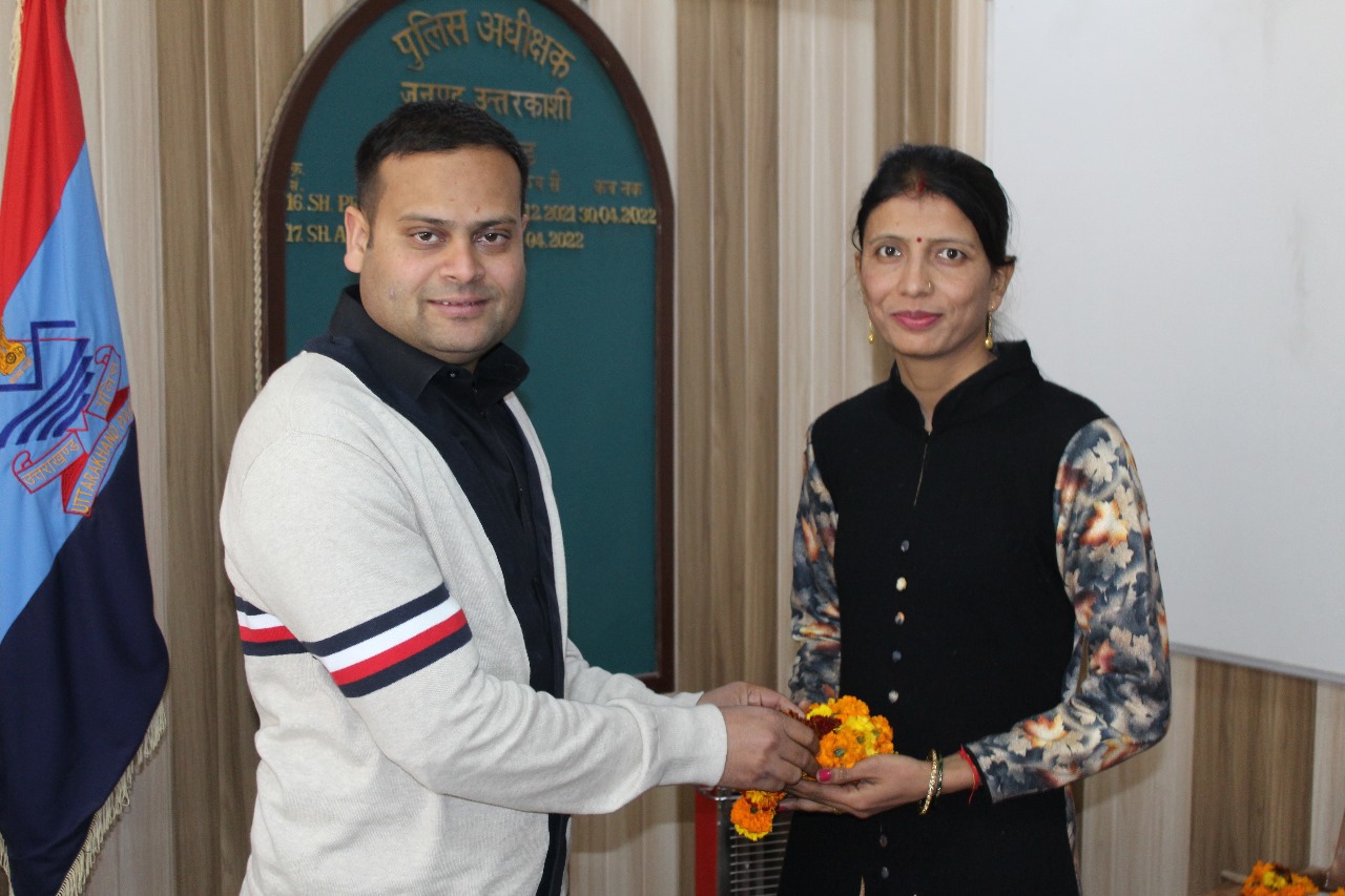 स्वैच्छिक सेवानिवृत्ति हुई महिला आरक्षी को उत्तरकाशी पुलिस ने दी भावभीनी विदाई