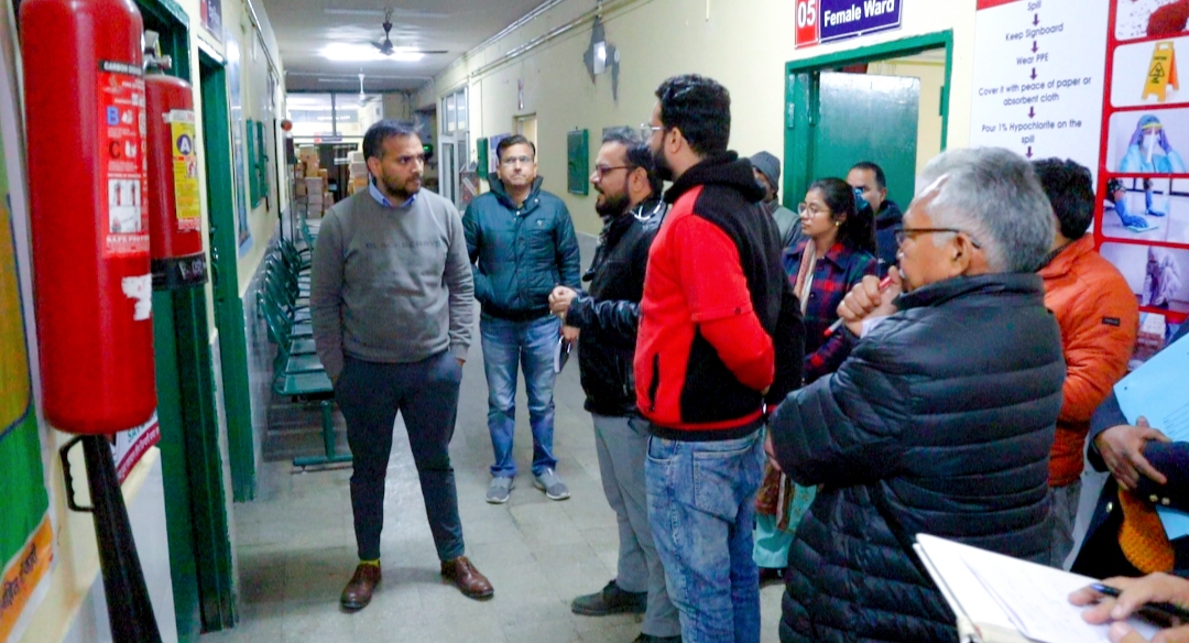 डीएम डॉ. सौरभ गहरवार ने सामुदायिक स्वास्थ्य केंद्र अगस्त्यमुनि का किया निरीक्षण, मरीजों की सुविधा के दृष्टिगत अधिकारियों को दिए आवश्यक दिशा-निर्देश