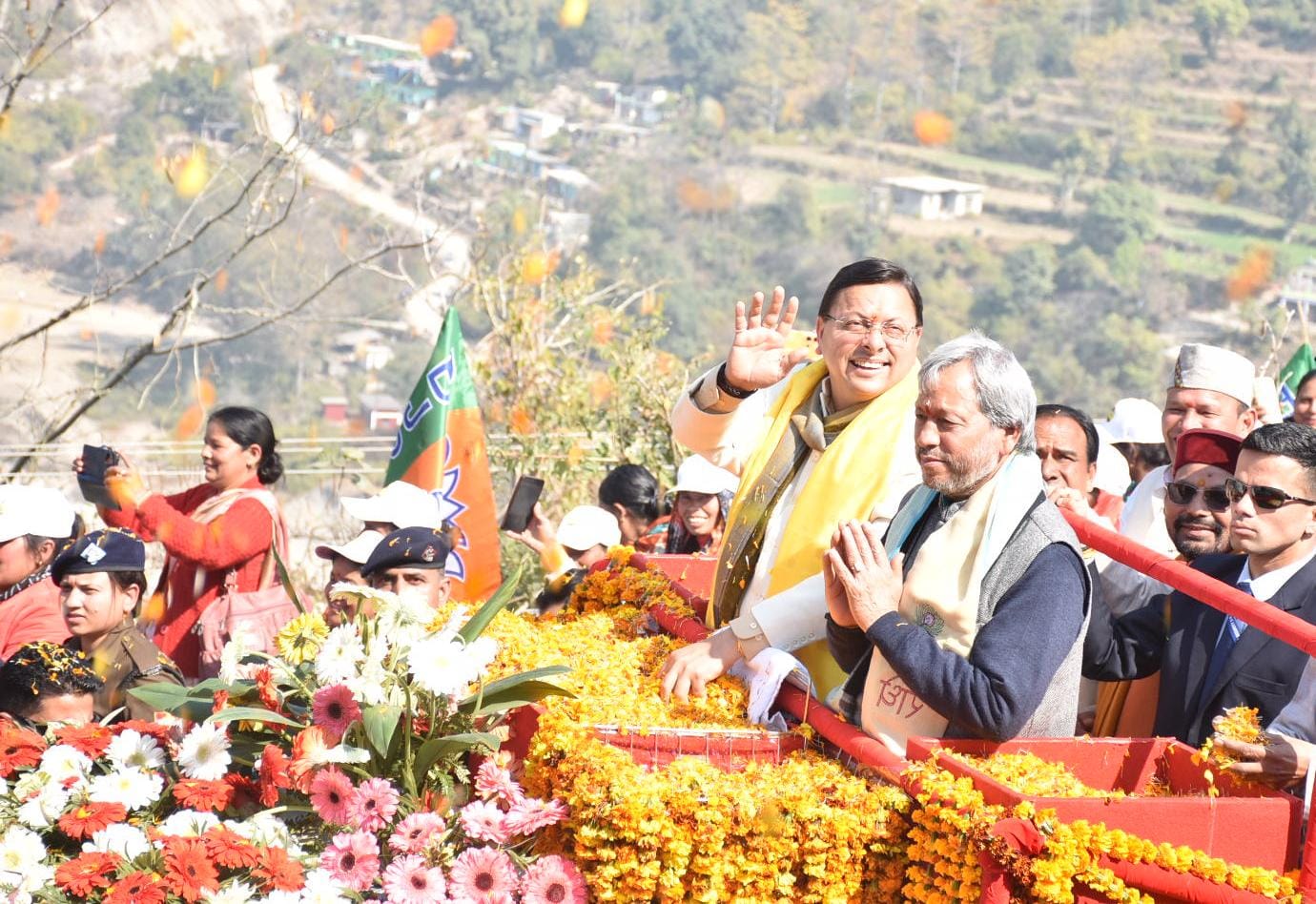 मुख्यमंत्री ने गौचर में आयोजित नंदा-गौरा महोत्सव में किया प्रतिभाग, सीएम धामी के रोड शो में उमड़ा जन सैलाब, पुष्प वर्षा से हुआ भव्य स्वागत