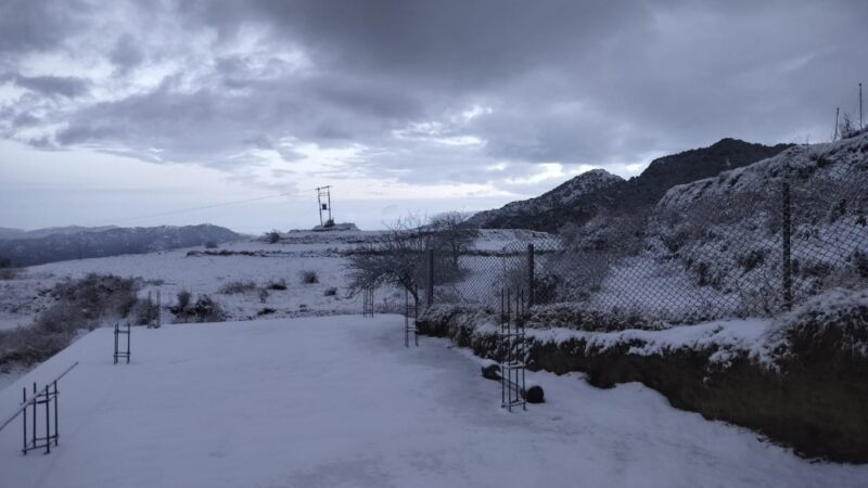 उत्तराखंड में बर्फबारी से हुआ मौसम ठंडा, पहाड़ों ने ओढ़ी बर्फ की सफेद चादर, देखें खूबसूरत तस्वीरें