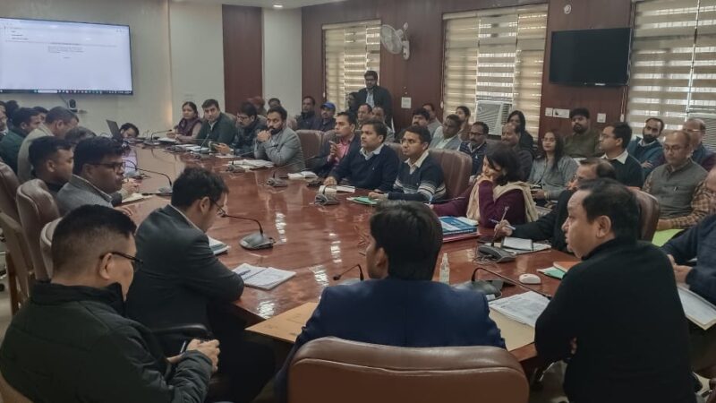 डीएम धीराज सिंह गर्ब्याल ने चुनावी तैयारियों के सम्बन्ध में सभी एआरओ, नोडल तथा सहायक नोडल अधिकारियों के साथ वीसी के माध्यम से की बैठक, दिए निर्देश