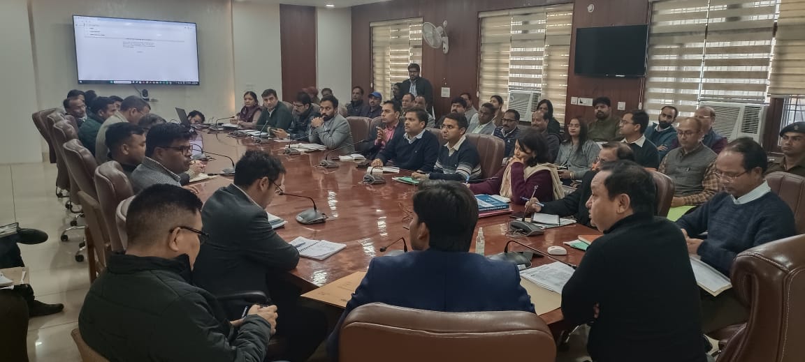 डीएम धीराज सिंह गर्ब्याल ने चुनावी तैयारियों के सम्बन्ध में सभी एआरओ, नोडल तथा सहायक नोडल अधिकारियों के साथ वीसी के माध्यम से की बैठक, दिए निर्देश